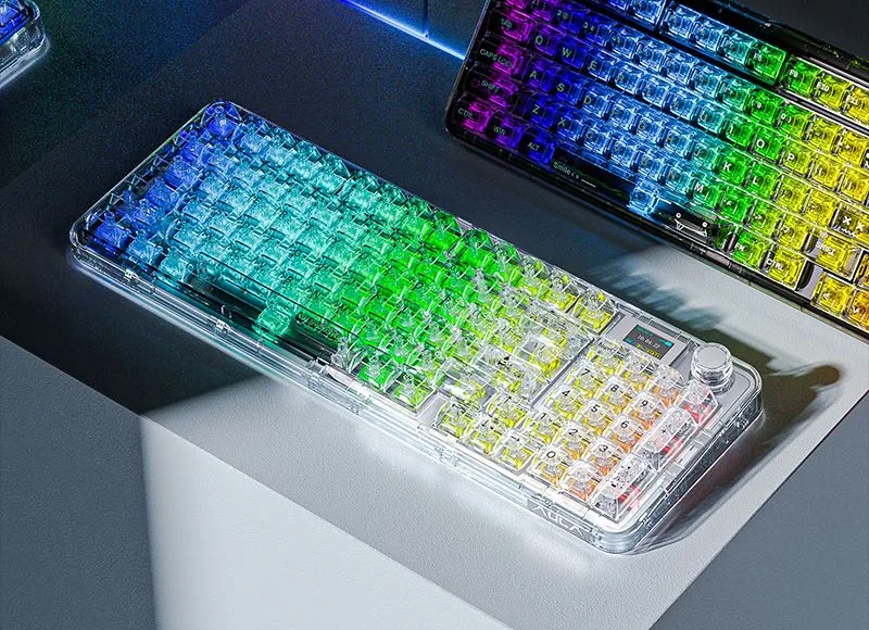 Stol ustidagi ikkita AULA NB98: RGB yoritishi yoqilgan shaffof va qora versiyalar