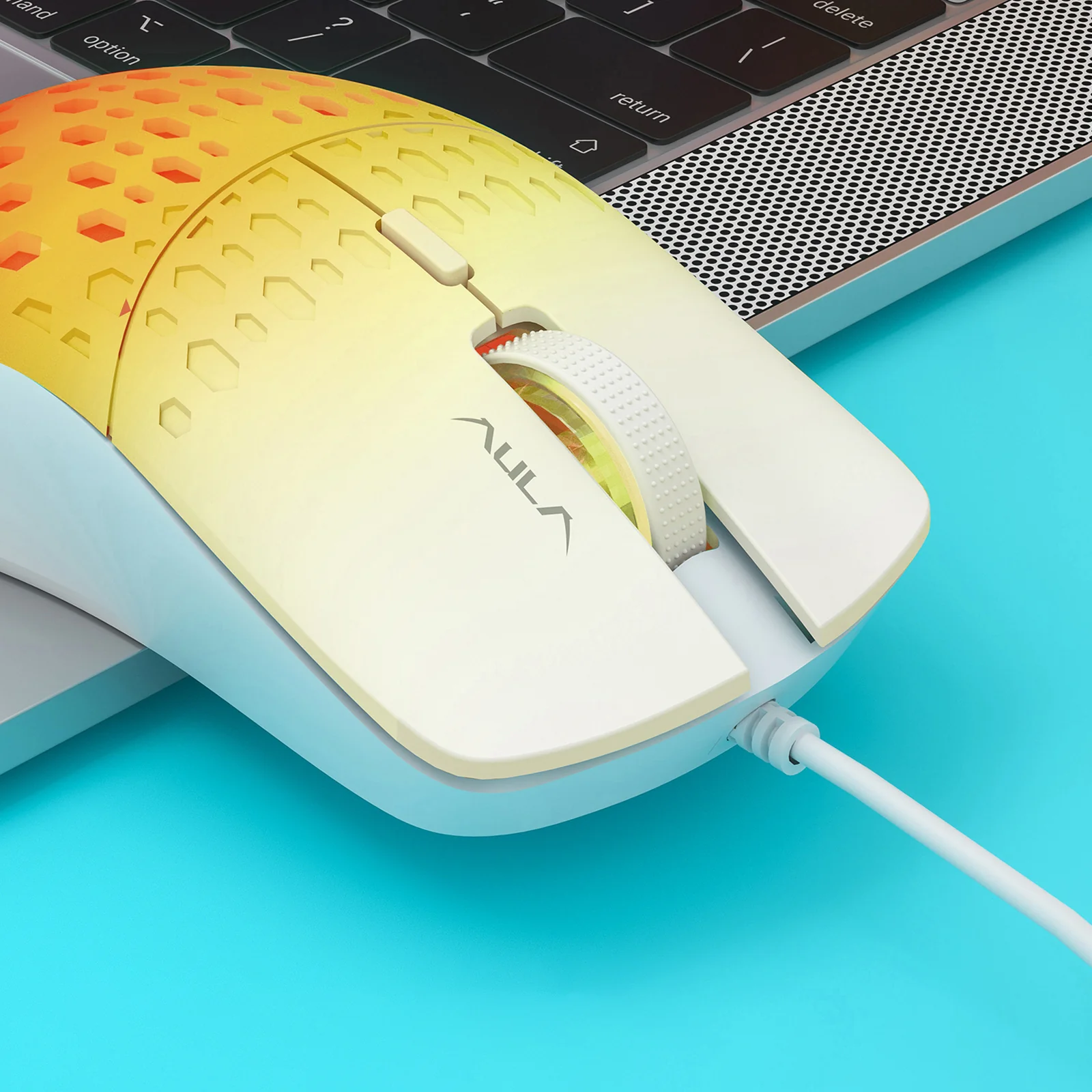Крупный план AULA S11 Pro: рифлёное колесо, кнопка DPI, сотовые ячейки корпуса и кабель USB