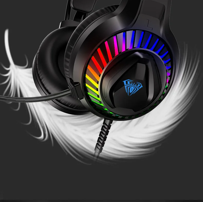 Чашка AULA S605 крупным планом: расходящиеся RGB-лучи вокруг логотипа AULA