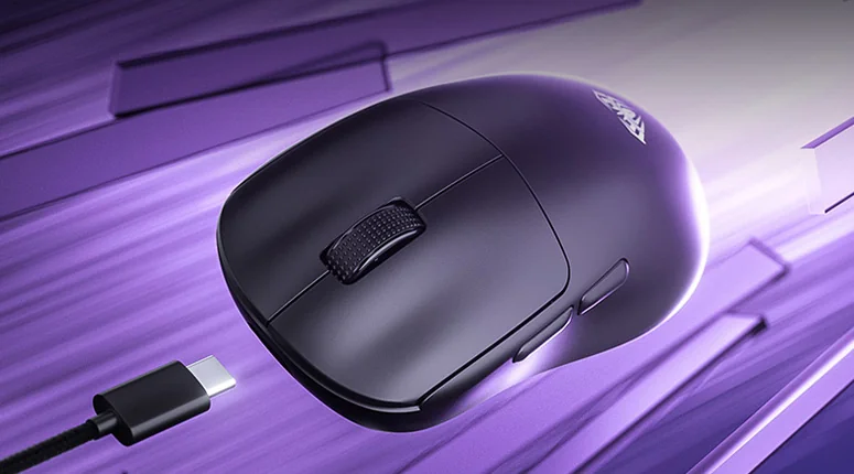 Чёрная AULA SC800 на фиолетовом фоне, рядом разъём комплектного кабеля USB-C