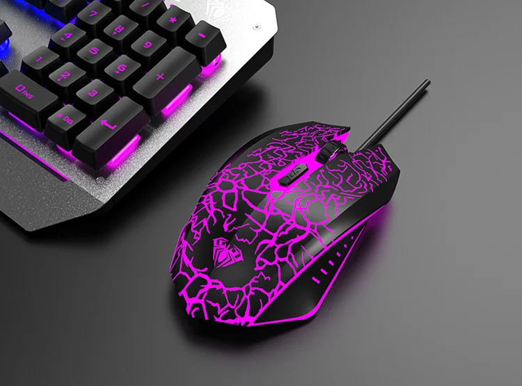 Мышь из набора AULA T102 крупным планом: RGB-подсветка через узор «трещины» и рифлёное колесо