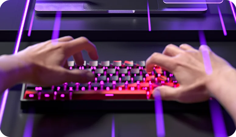 Руки печатают на клавиатуре серии AULA WIN с включённой красно-фиолетовой RGB-подсветкой