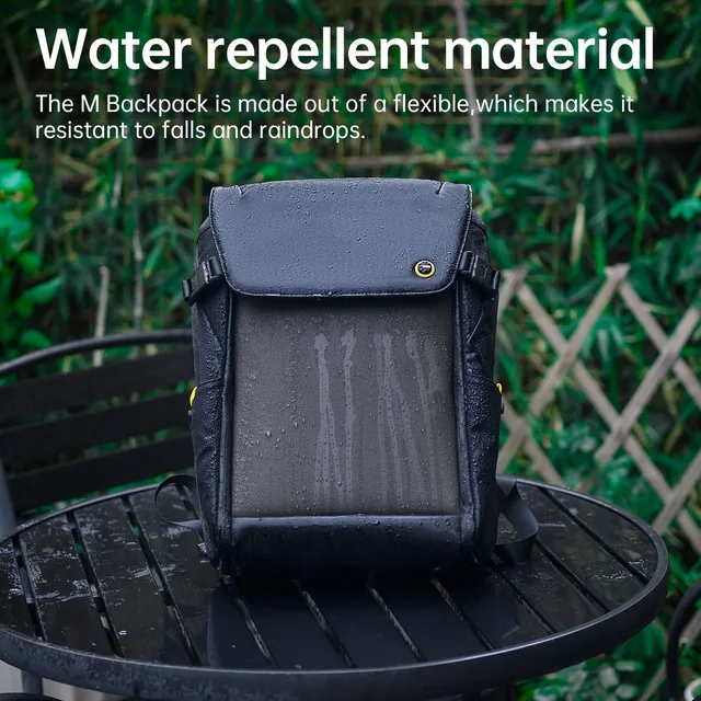 Капли воды на водоотталкивающей ткани чёрного рюкзака Pixoo Backpack-M