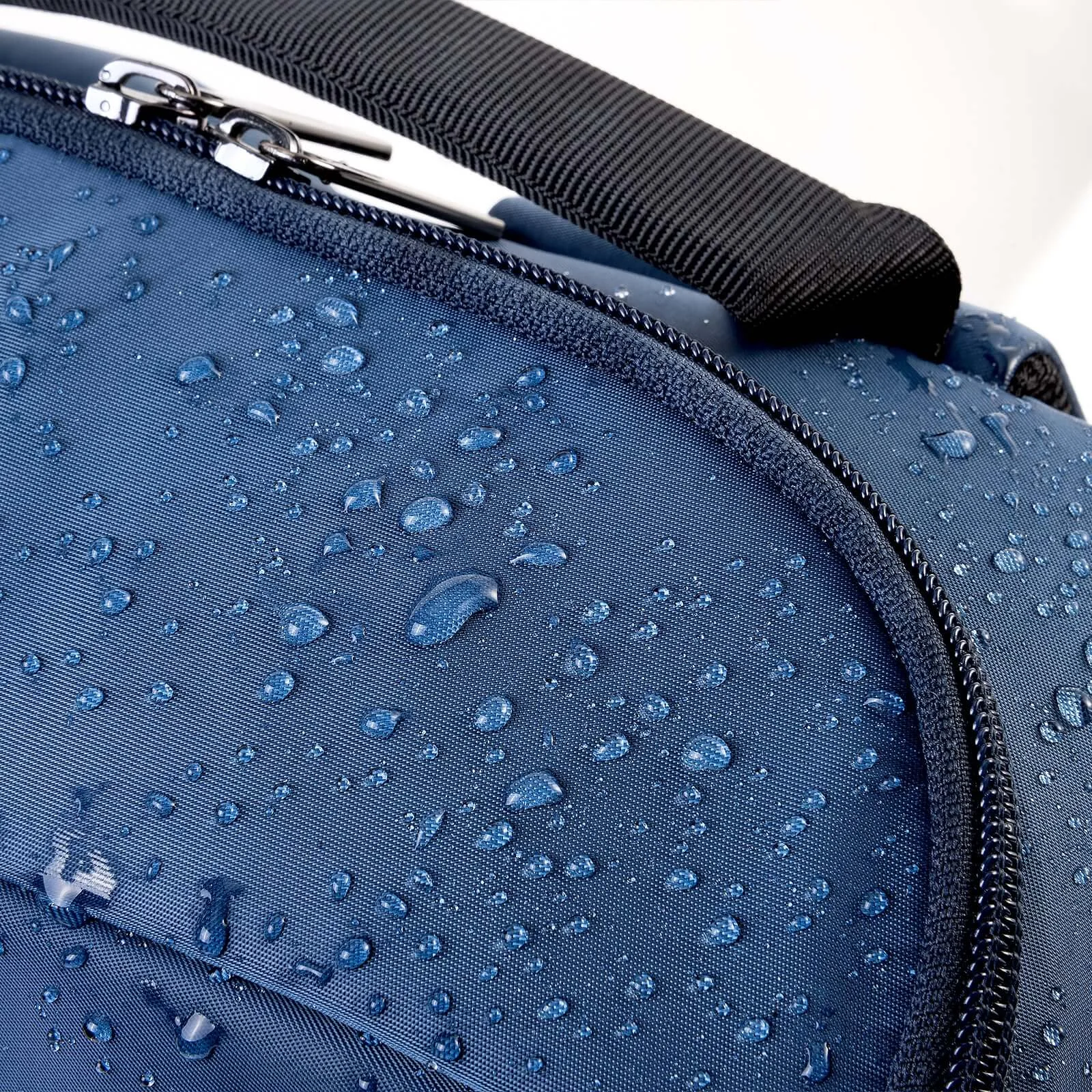 Капли воды на синей ткани Divoom Backpack-S рядом с фирменной молнией