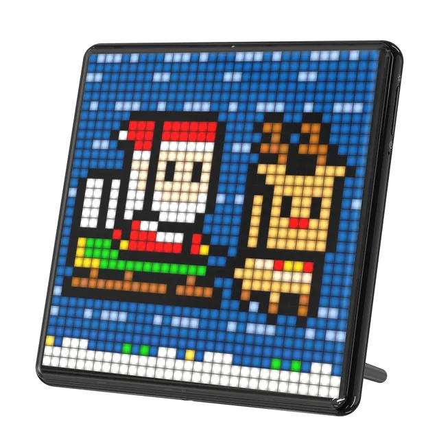 Divoom Pixoo-Max на настольной подставке, зимняя пиксельная сцена на экране
