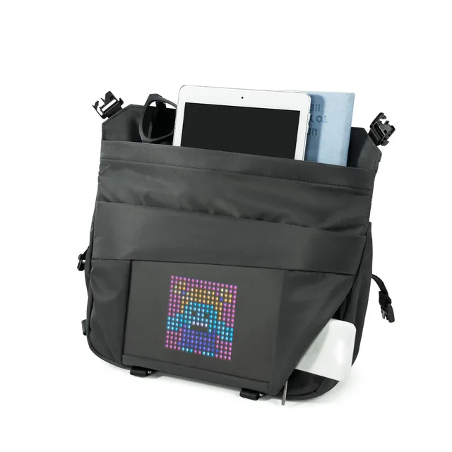 Открытая сумка Pixoo Sling Bag-V с планшетом и блокнотом внутри, пиксель-арт на экране