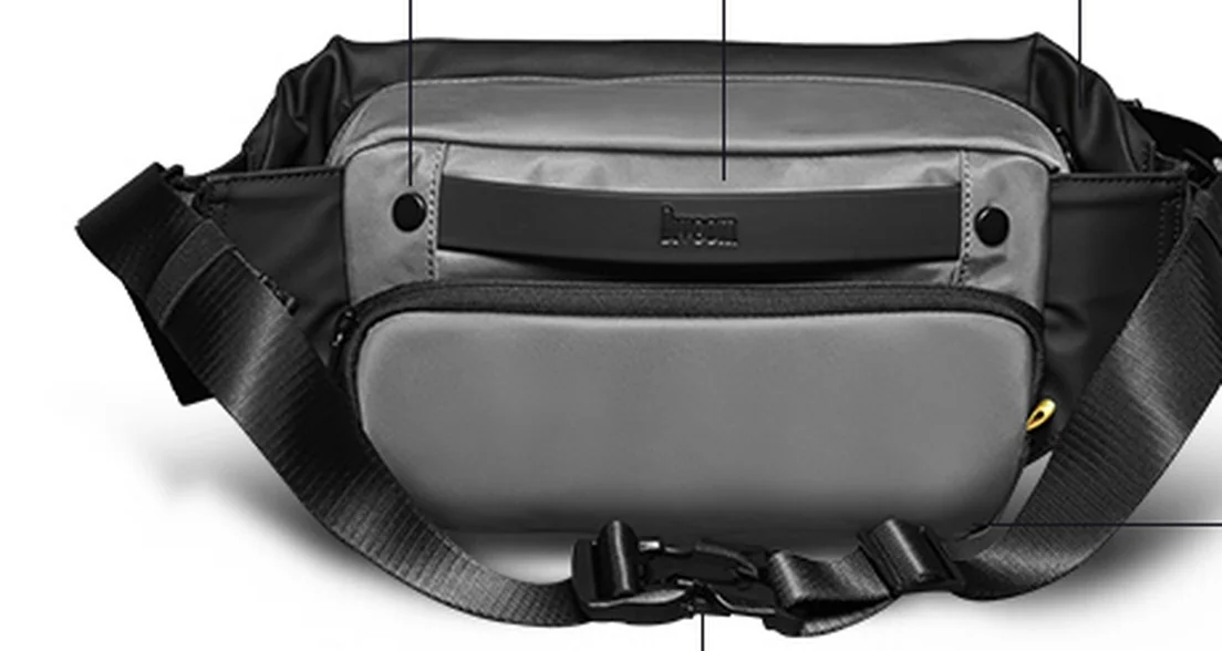 Divoom Pixoo Sling Bag 4, вид сзади: серая задняя панель с карманом, прорезиненная ручка и магнитная быстросъёмная застёжка на стропе