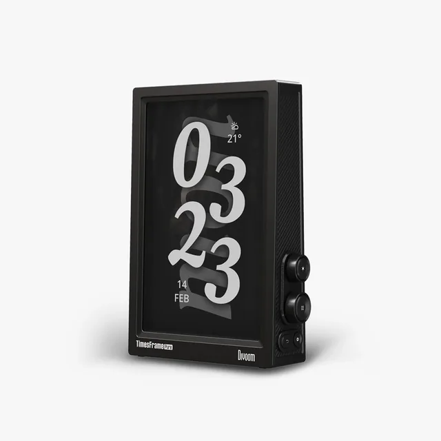 Divoom Times Frame Pure в чёрном корпусе в три четверти, на экране крупные цифры времени