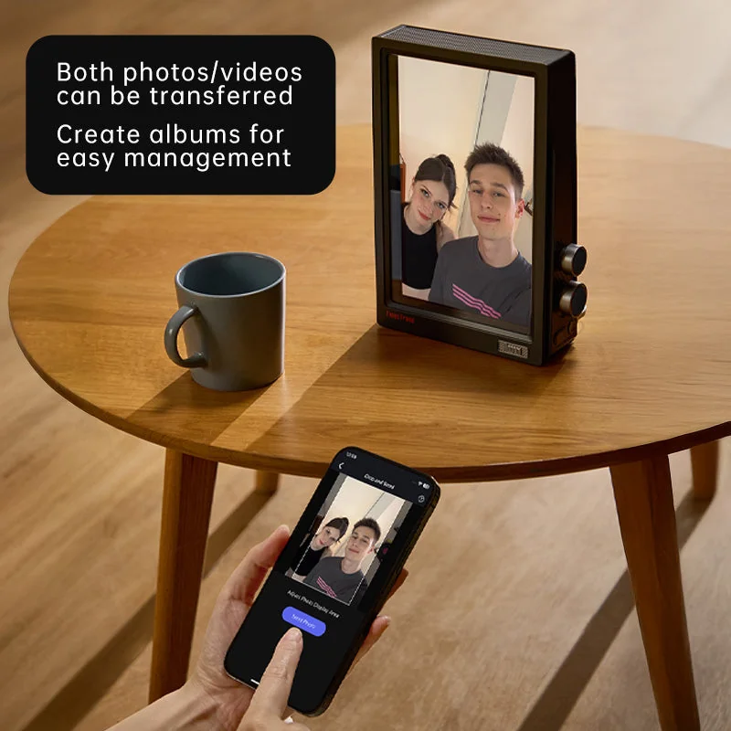 Divoom Times Frame Pure на столе рядом с чашкой, фото передаётся со смартфона