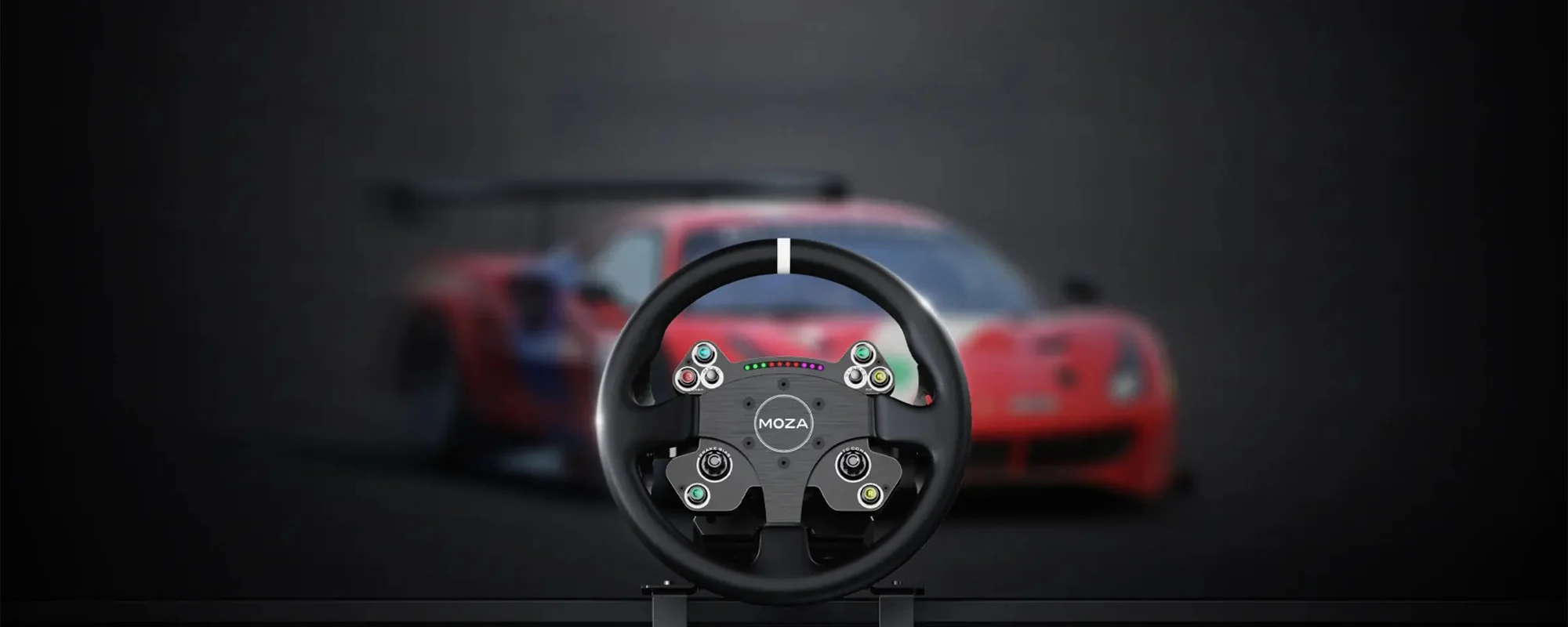 Руль MOZA CS V2P на тёмном фоне, позади красный гоночный автомобиль