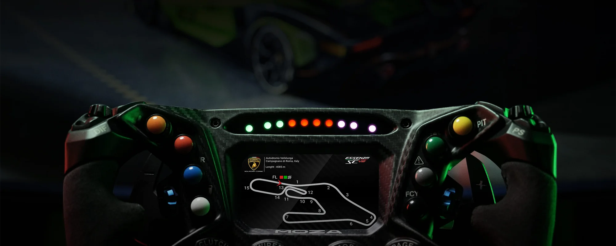MOZA Essenza SCV12 на тёмном фоне с включённым экраном и светодиодами оборотов