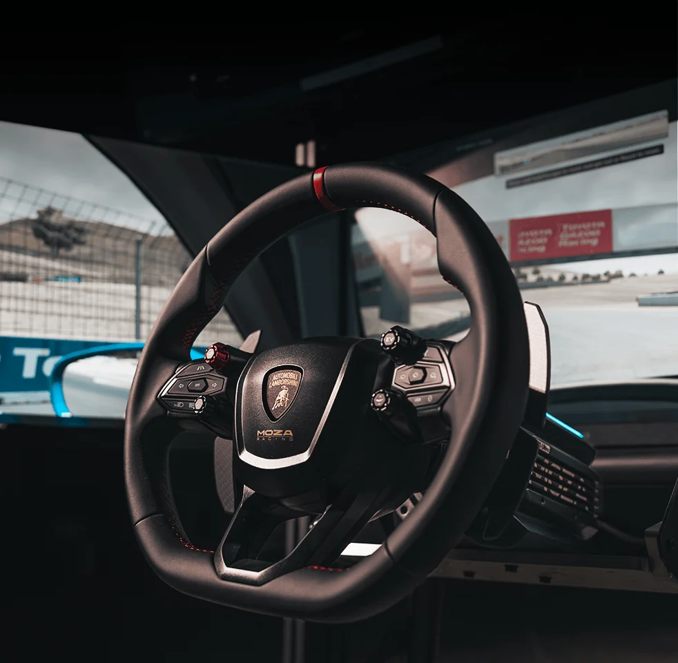 Руль MOZA Lamborghini Revuelto, установленный в кокпите перед монитором