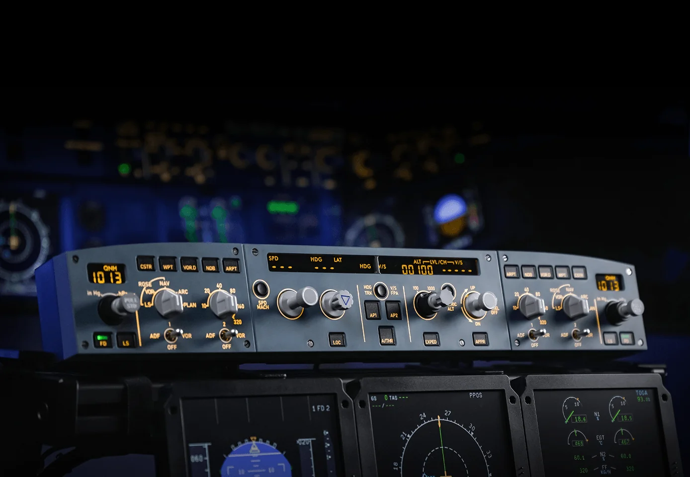 Панель MOZA MA3F с боковыми модулями EFIS в домашней кабине над дисплеями симулятора
