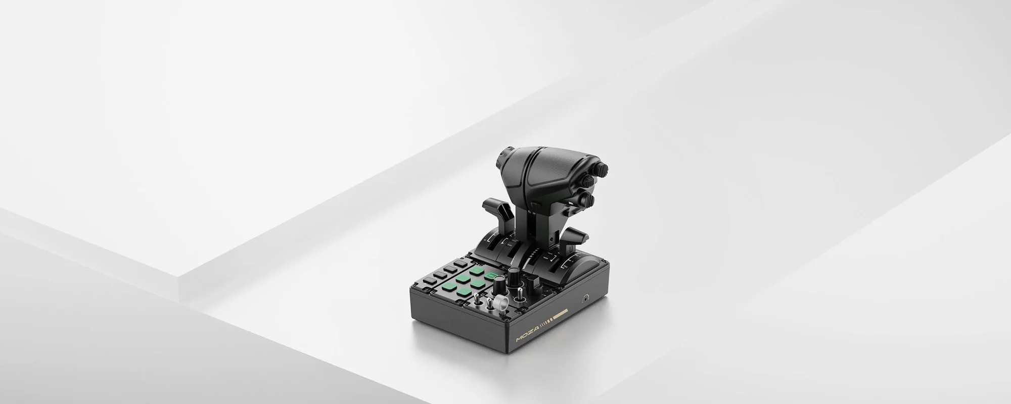 Блок MOZA MTQ Throttle Quadrant на светлом столе — масштаб устройства в рабочем пространстве