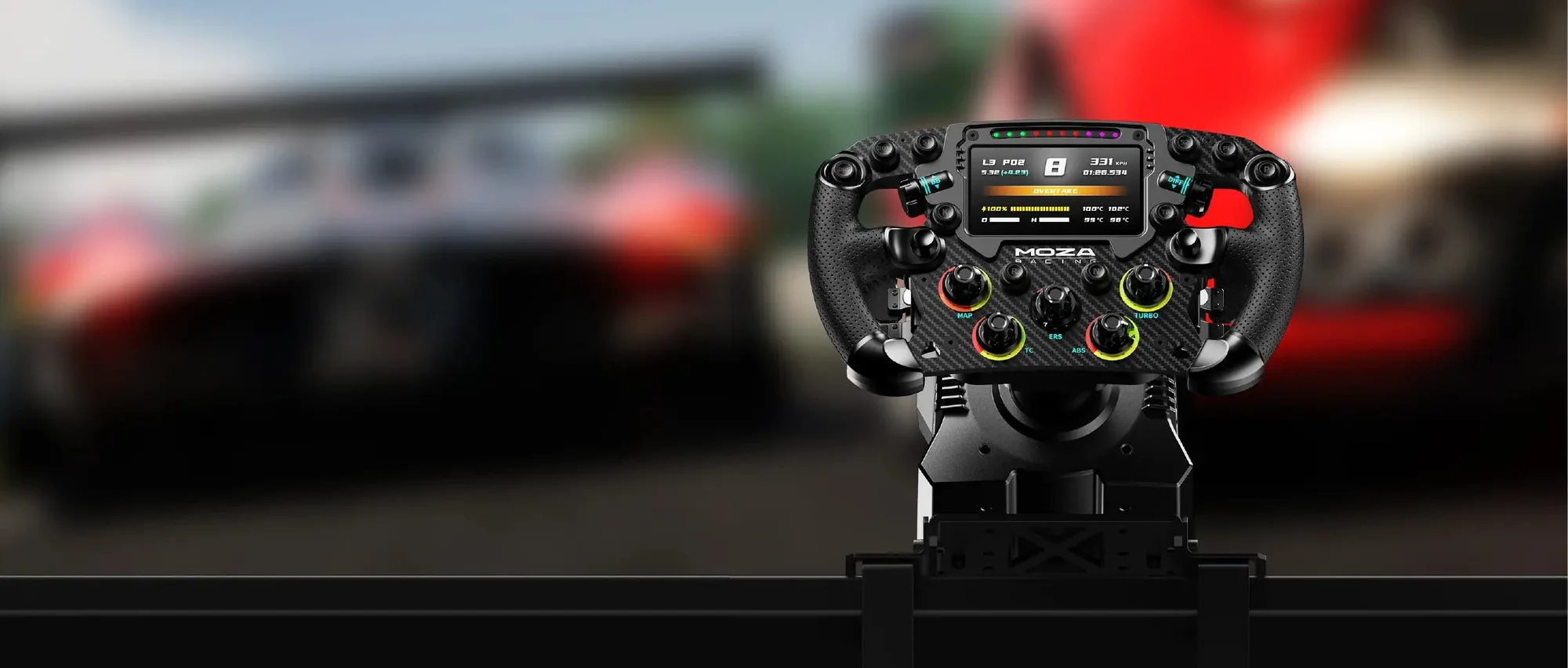 Формульный руль MOZA на базе R12 V2, на фоне — размытая гоночная сцена