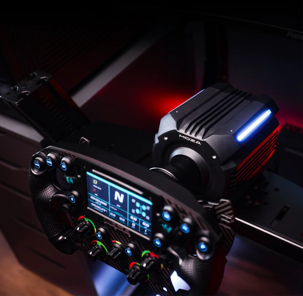 MOZA R21 Ultra в кокпите с формульным рулём MOZA и подсветкой приборов