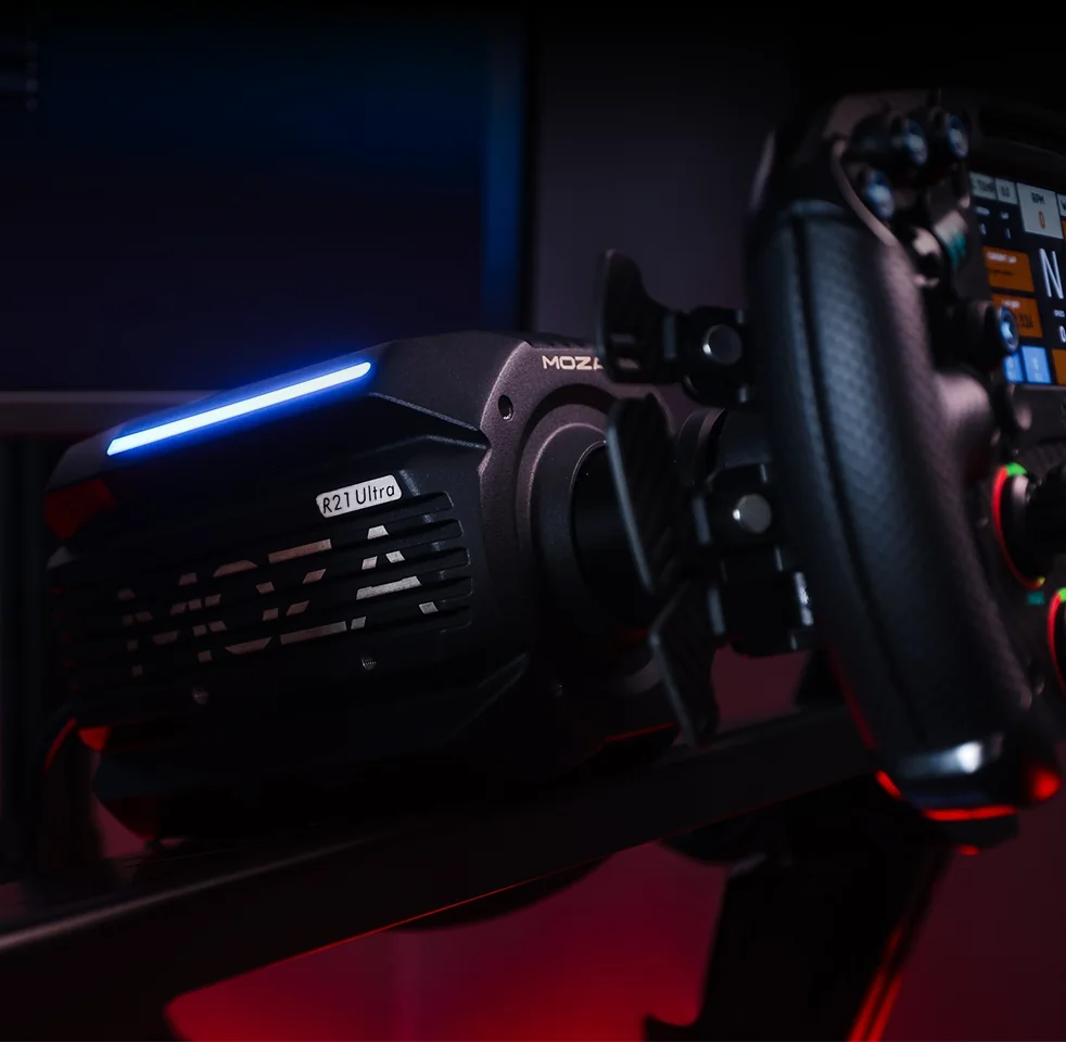 Крупный план MOZA R21 Ultra с установленным рулём и светящейся RGB-полосой