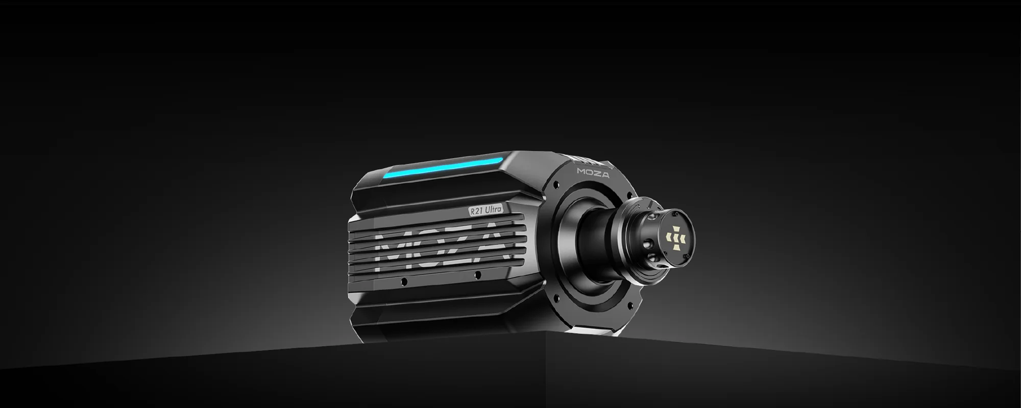 MOZA R21 Ultra в тёмной студийной съёмке с подсвеченной RGB-полосой