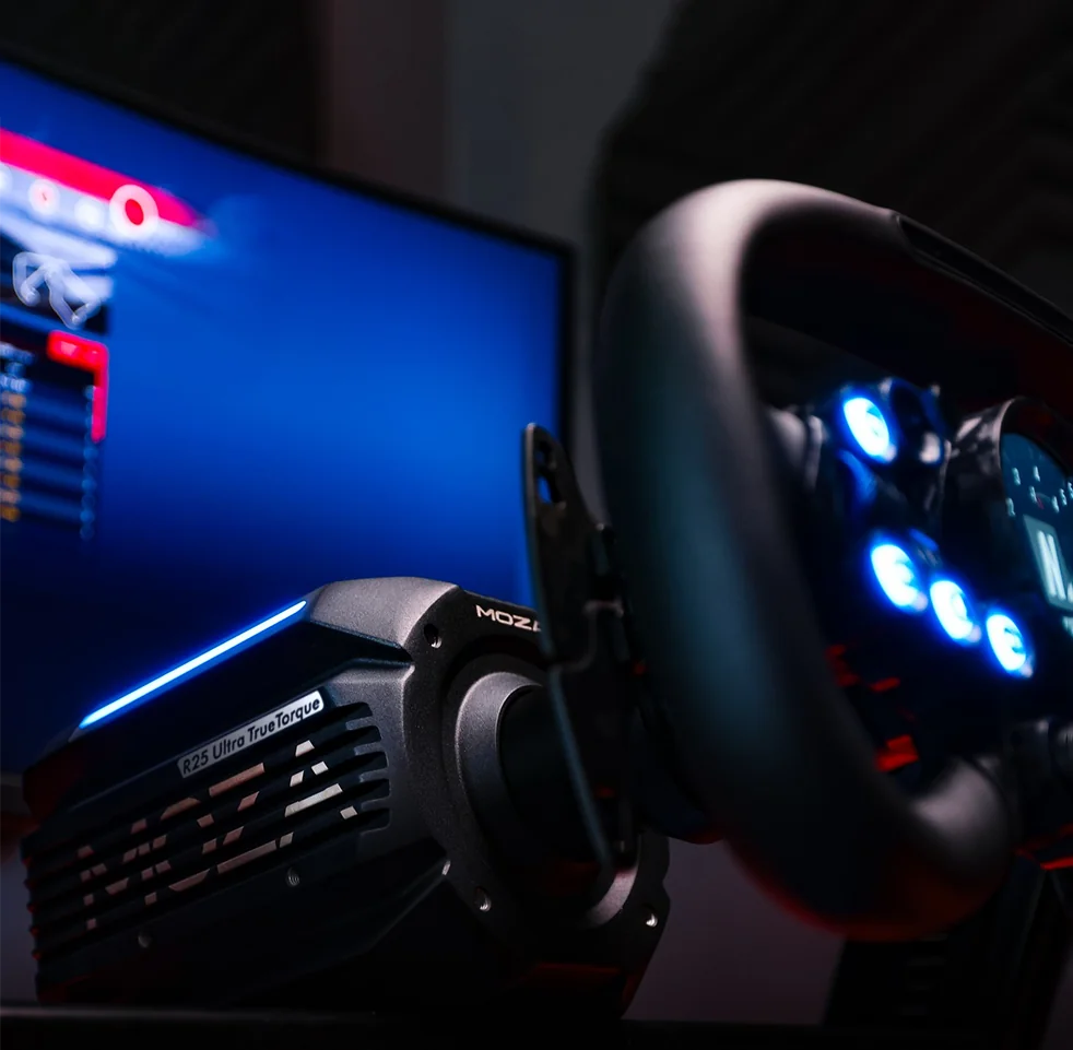 MOZA R25 Ultra в кокпите с рулём MOZA перед монитором с гонкой
