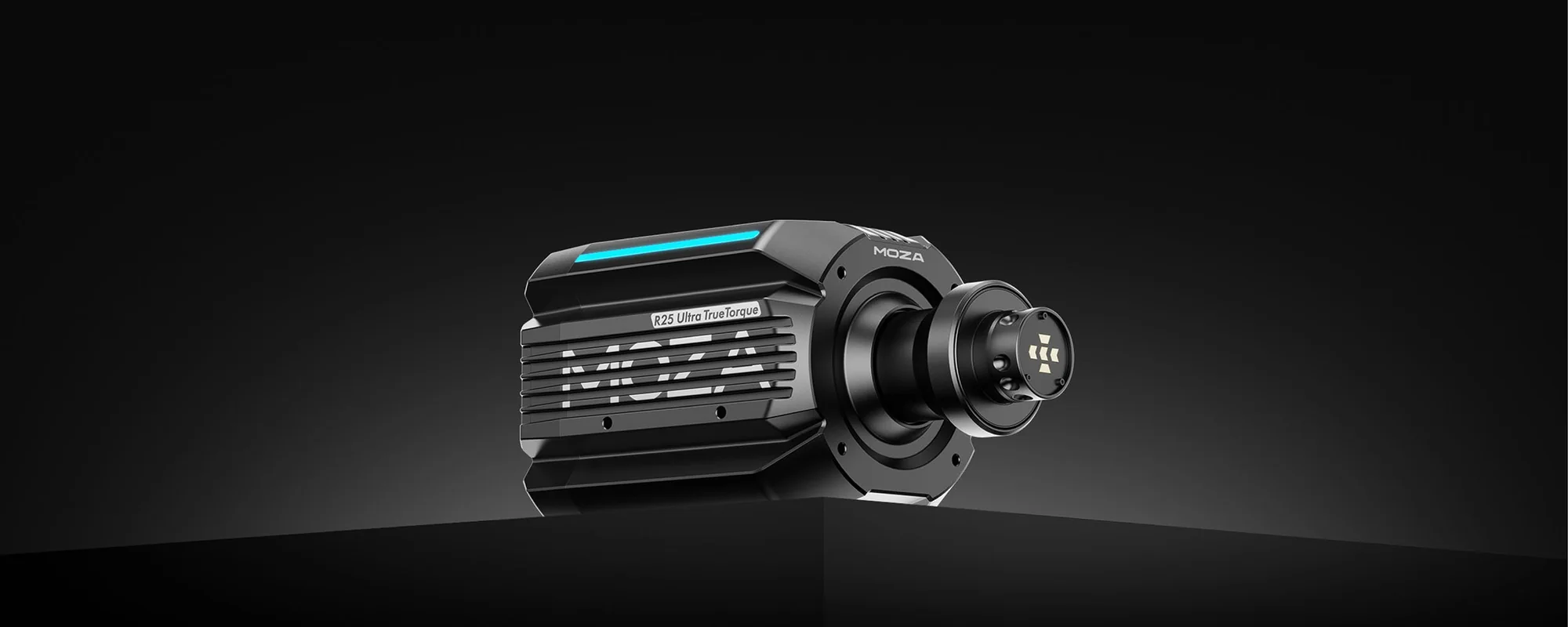 MOZA R25 Ultra в тёмной студийной съёмке с подсвеченной RGB-полосой