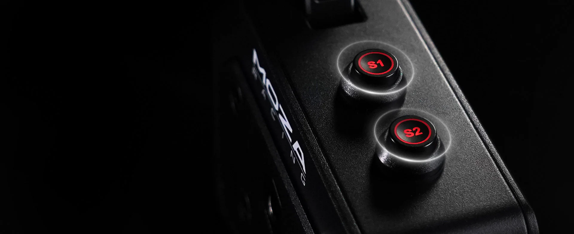 Две механические кнопки S1 и S2 на корпусе MOZA SGP с красной RGB-подсветкой, крупный план