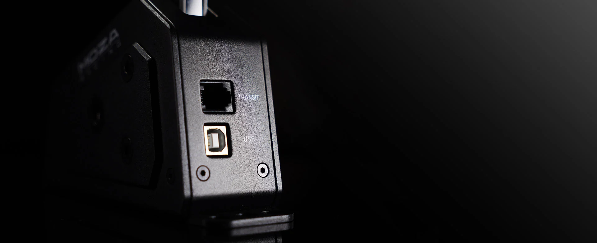 Разъёмы MOZA SGP крупно: порт TRANSIT под RJ11 для базы MOZA и USB Type-B для ПК