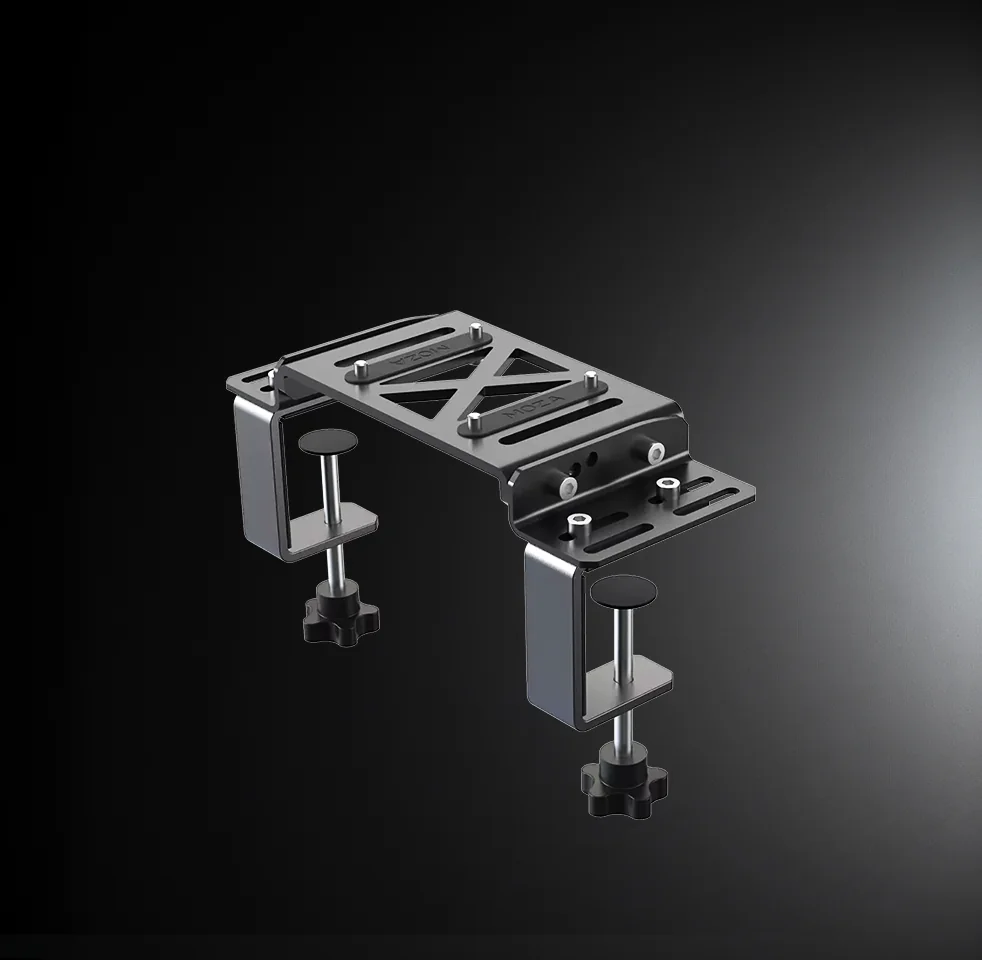 Крепление MOZA Table Clamp в сборе на тёмном фоне: видна ЧПУ-обработка стальной пластины и стойки струбцин