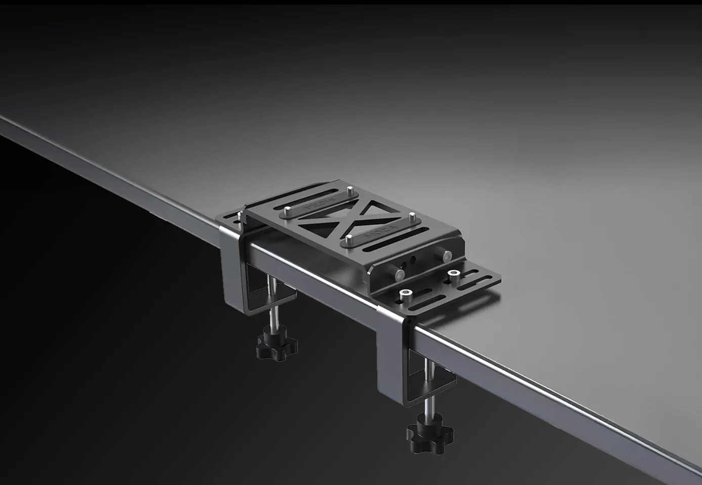 MOZA Table Clamp на краю стола в тёмном интерьере: крепление готово принять базу прямого привода