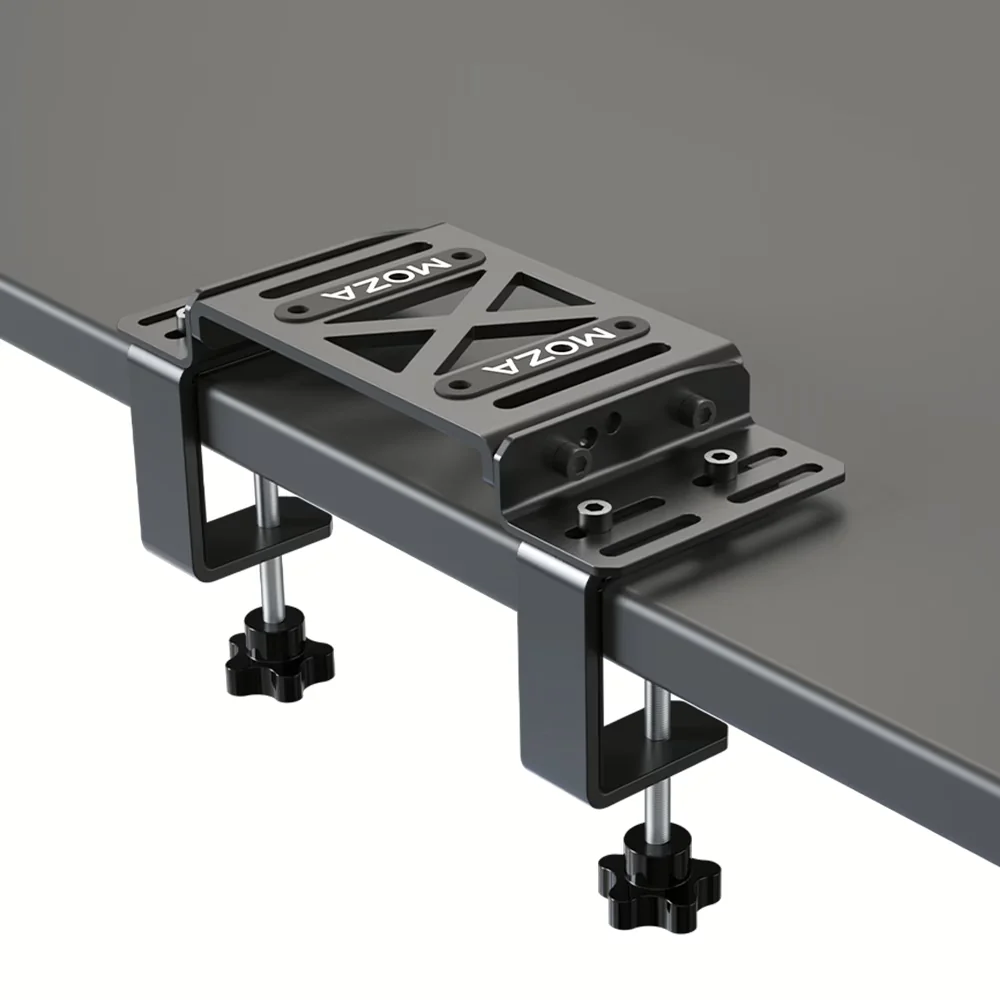 MOZA Table Clamp закреплён на краю столешницы: струбцины затянуты снизу, пластина лежит сверху