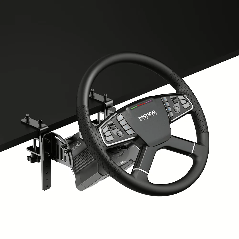 MOZA Trucking Bundle, закреплённый на краю стола: руль, база и струбцина сбоку