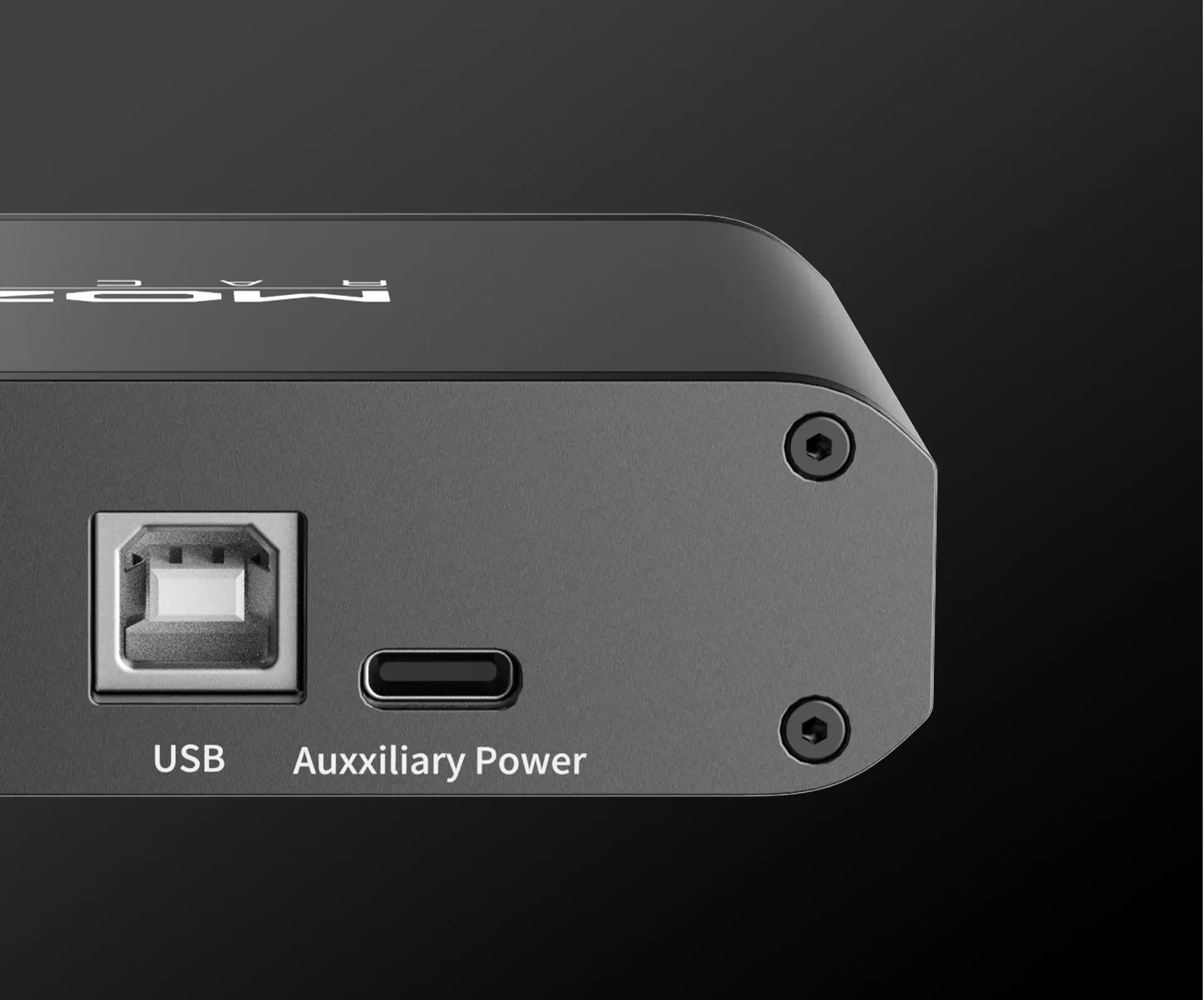 Крупный план второй стороны хаба MOZA: разъём USB Type-B к компьютеру и USB Type-C для второй линии питания