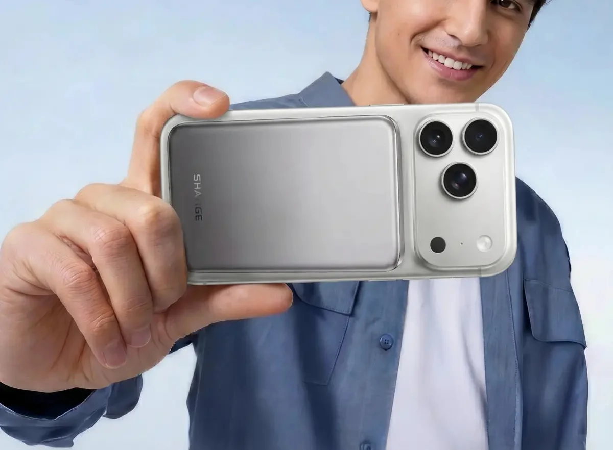 The grey AeroMag Air holding on to the back of a phone in a hand
