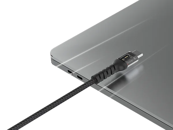 Кабель SHARGE USB-C подключён к порту ноутбука