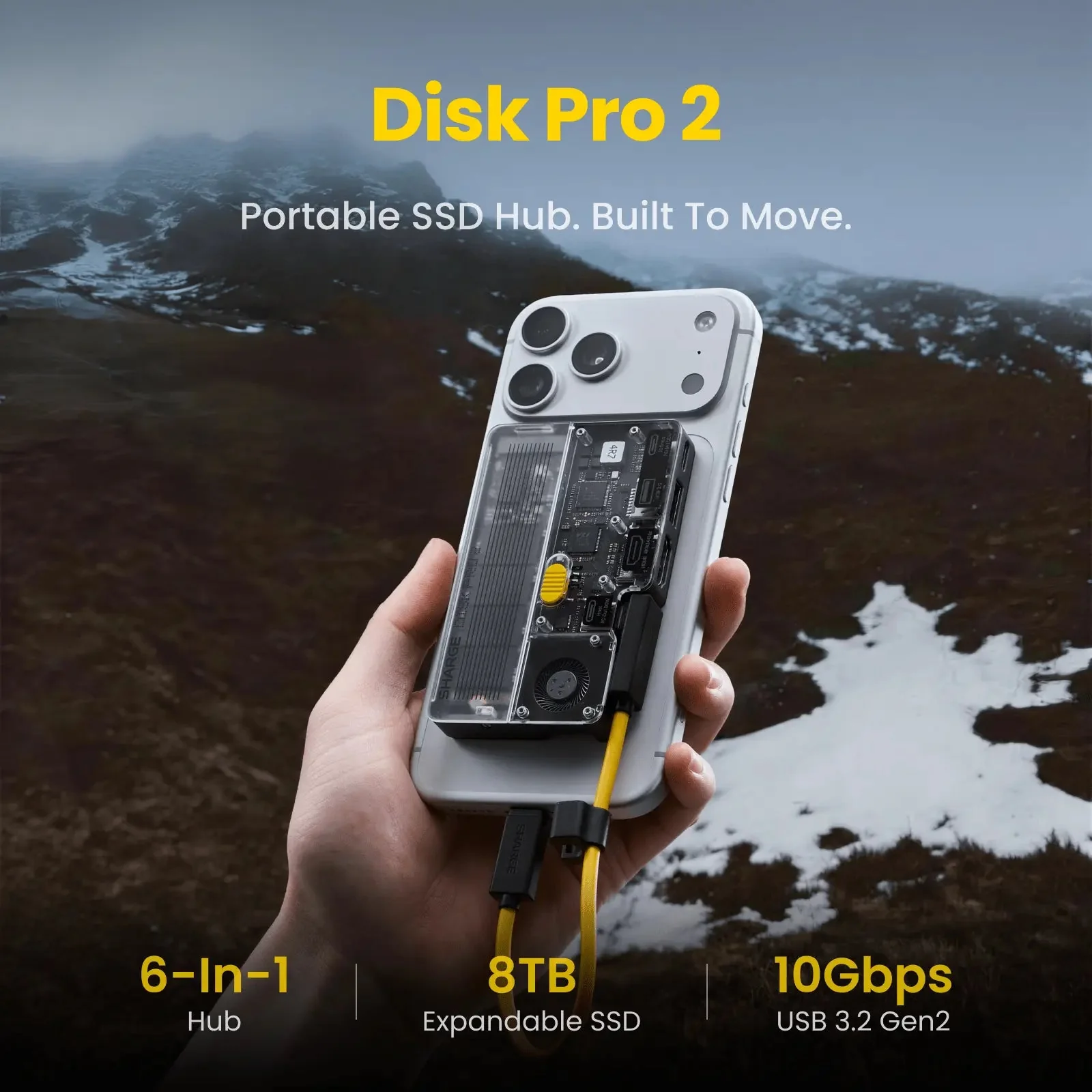 SHARGE Disk Pro 2 закреплён на задней крышке смартфона и подключён жёлтым кабелем