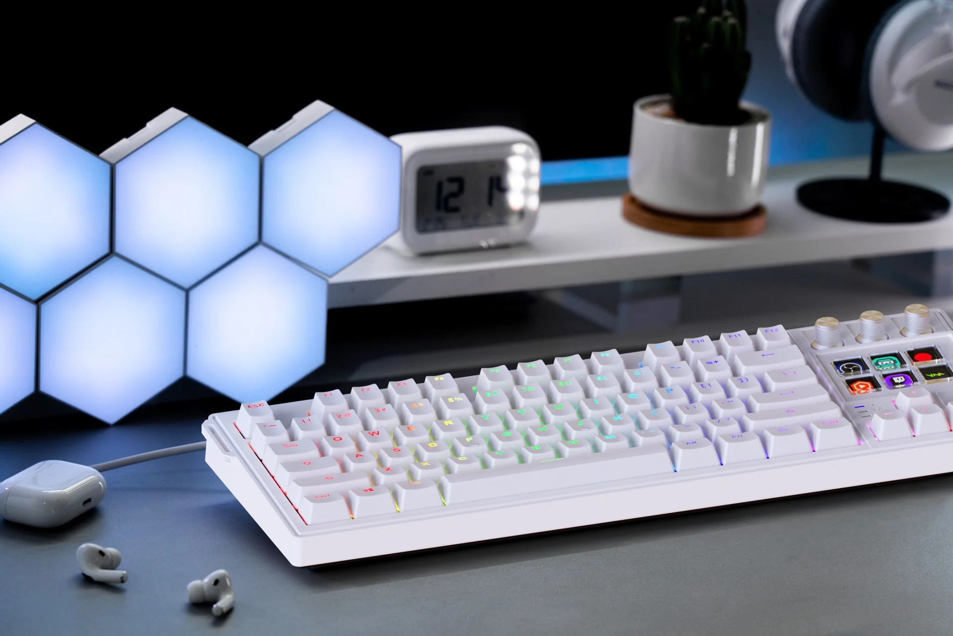 Белая K1 Pro на светлом столе рядом с настенными сотами-светильниками
