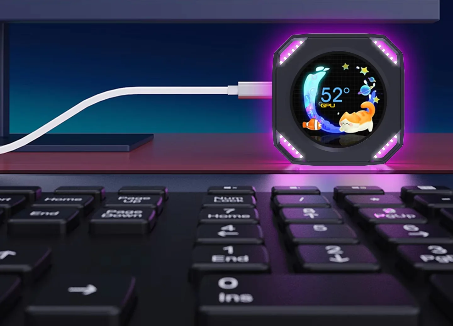 Чёрный DR21 на столе рядом с клавиатурой, подключён одним кабелем USB-C