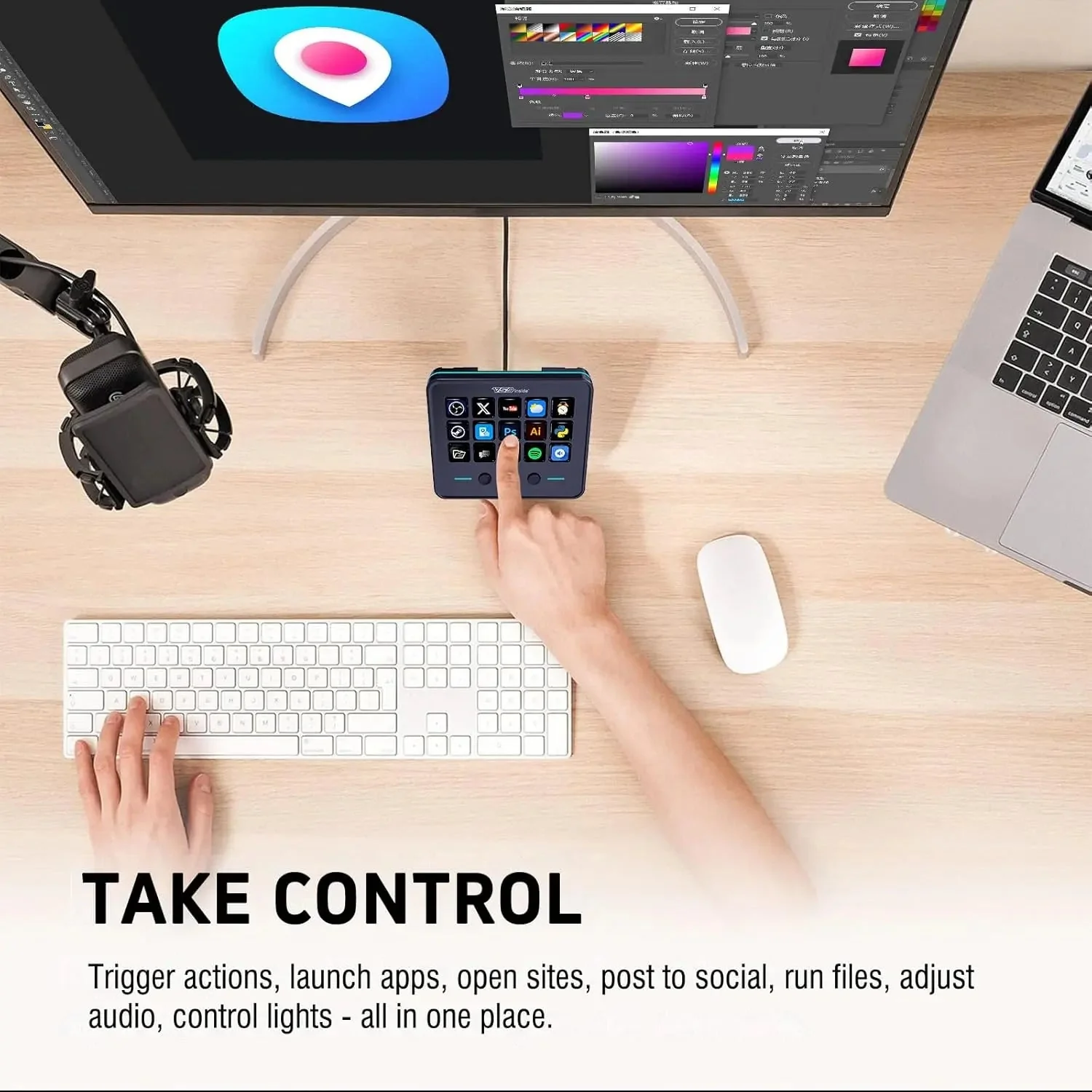 Stream Dock M18 на рабочем столе между клавиатурой и мышью, рука нажимает клавишу