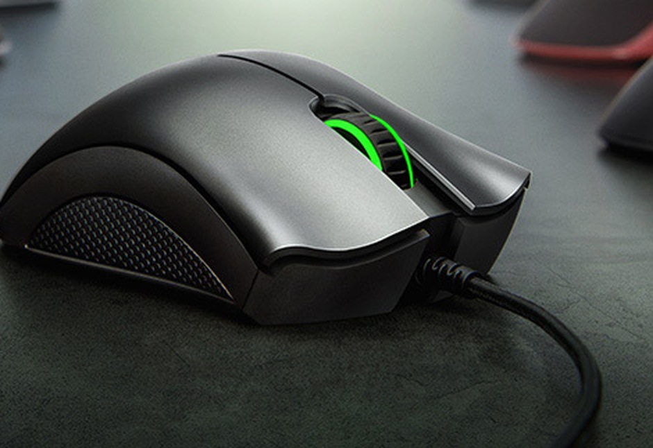 Razer DeathAdder Essential — проводная игровая мышь, вид три четверти